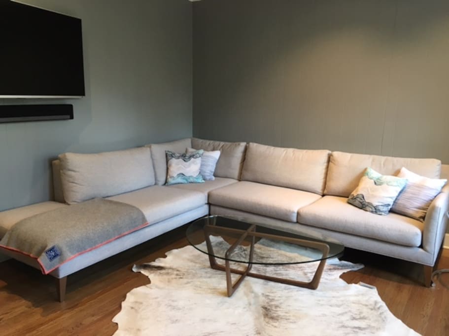 Open plan living/kitchen/dining space with 52" LED TV and Sonos speaker system