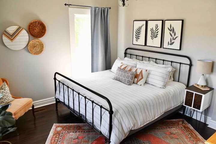 Master bedroom w/king bed