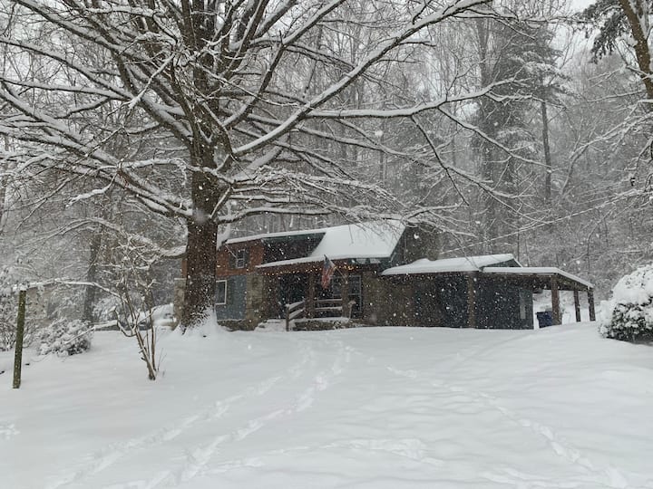 Cozy Hendersonville Cabin - Hendersonville, NC