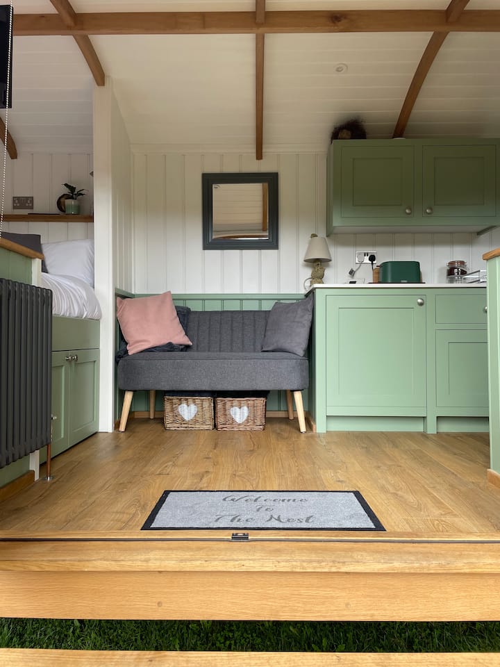 Charming Hut- Hot Tub- Walk To Pubs- Dog Friendly - Dorset