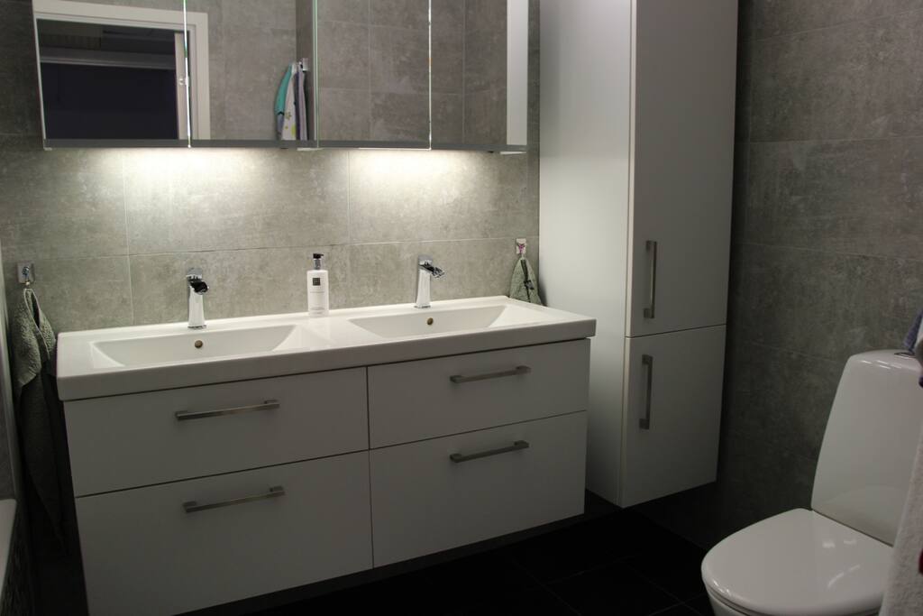 Upstairs bathroom (shower and bathtub)