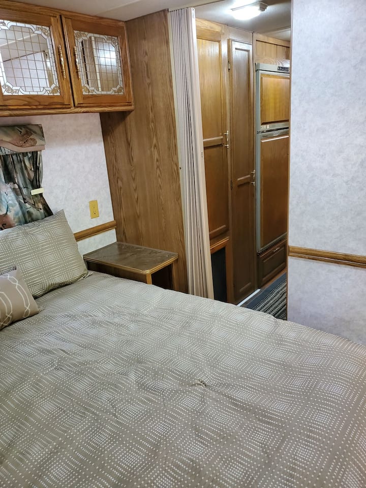 Mwonekano wa kushoto wa chumba cha kulala.