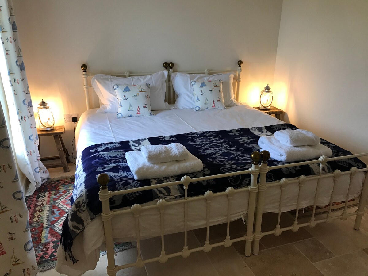 Chumba cha kulala na vitanda kimeundwa kama topper mara mbili na topper bora.