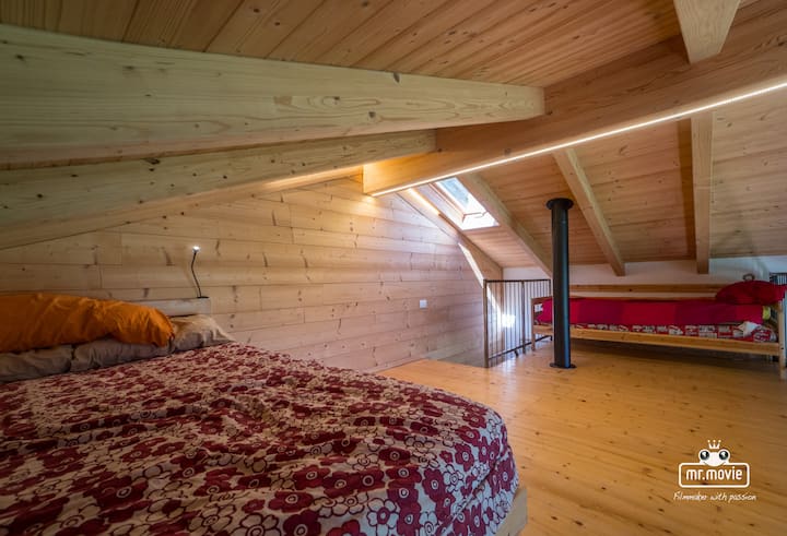 El loft con la cama doble, la cama individual y el futón.