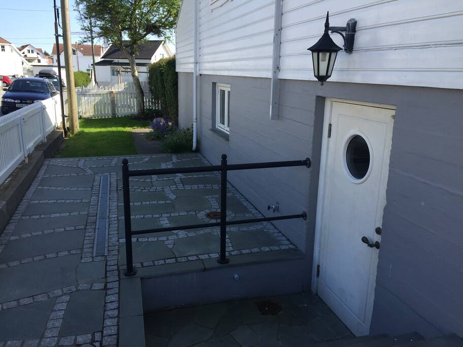 Inngang med uteplass.