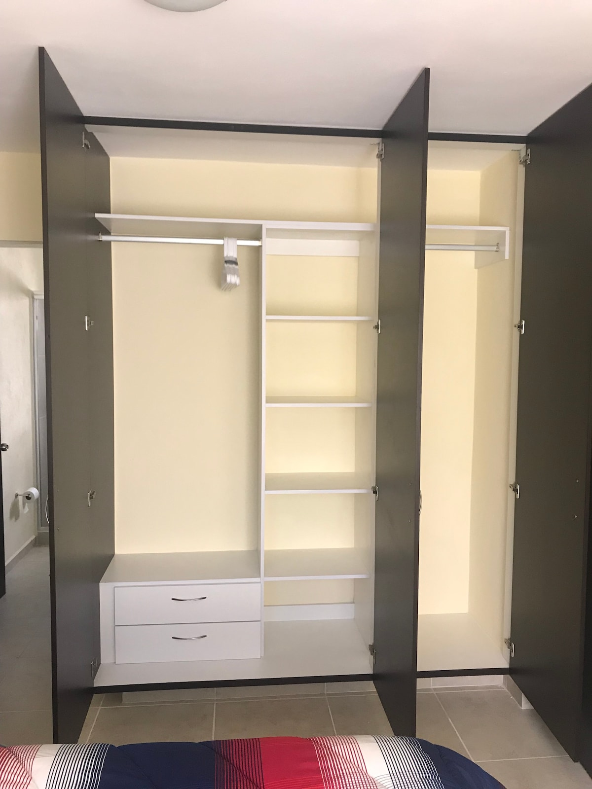 Kabati katika kila chumba cha kulala