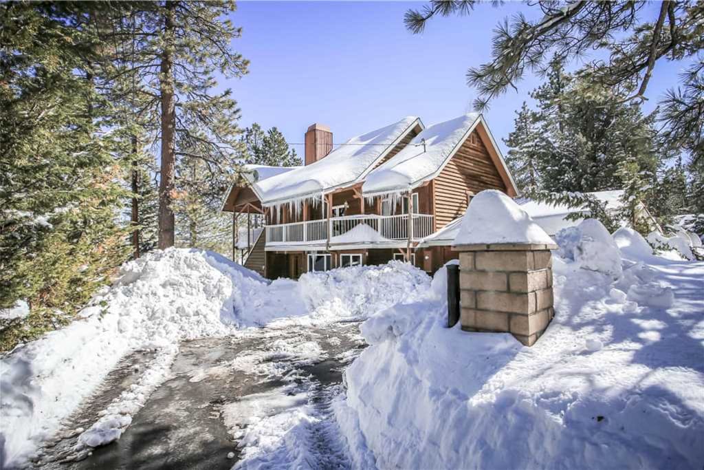 Snow covered Big Bear Cool Cabins, Lakefront Ranch House front