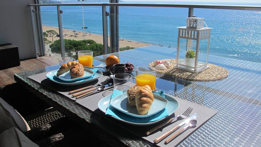 Luxury apartment in front of the sea gallery image 3