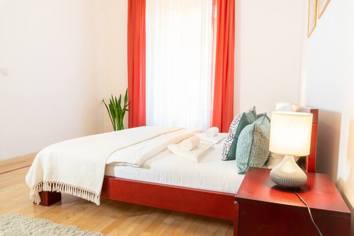 Matrac z pamäťovej peny, posteľná bielizeň zo 100% bavlny. 