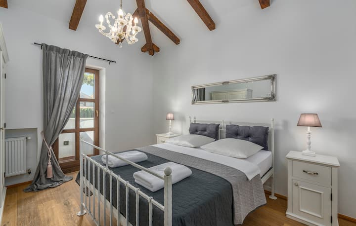 Горен етаж спалня 1