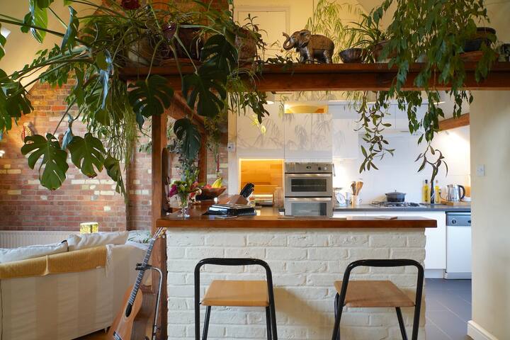 Victorian Loft space – balcony and jacuzzi bath gallery image 3