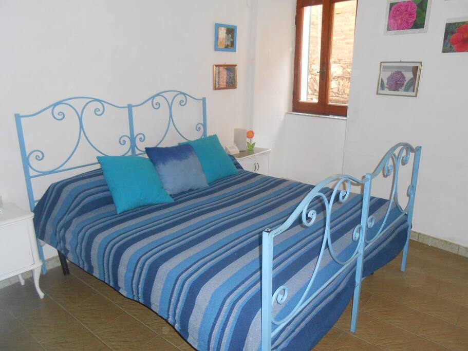 Camera matrimoniale con vista sul tipico caruggio! The room has a view on the typical narrow street of Riomaggiore!
