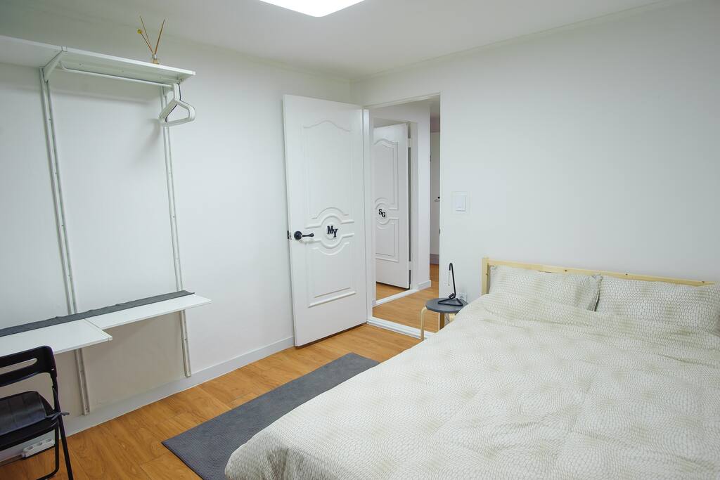 Room MY (Malaysia) : Offering desk, chair, hanger, mirror and drawers for long term stay. easy to organize your stuffs.