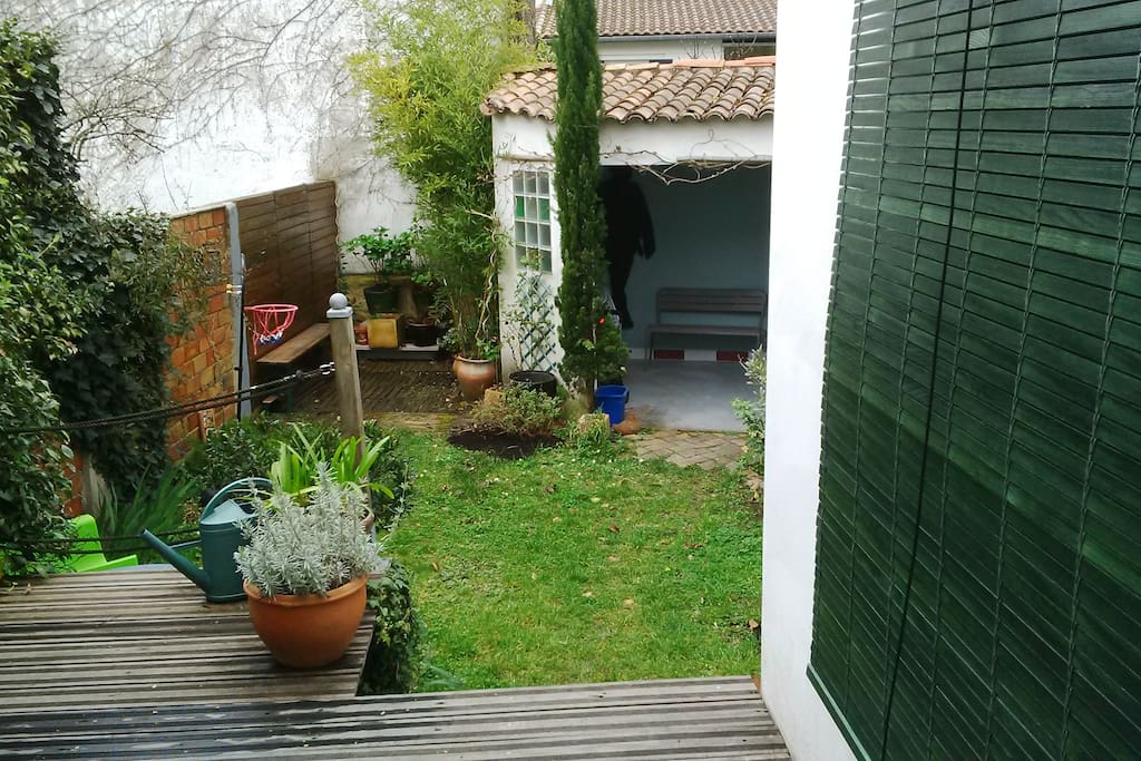terrasse avec table et chaises pour profiter d'un repas extérieur sans vis à vis donnant sur le jardin