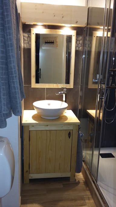 sdb avec douche 140/80, lavabo, sèche-cheveux, trousse d'urgence, radiateur et seche serviettes