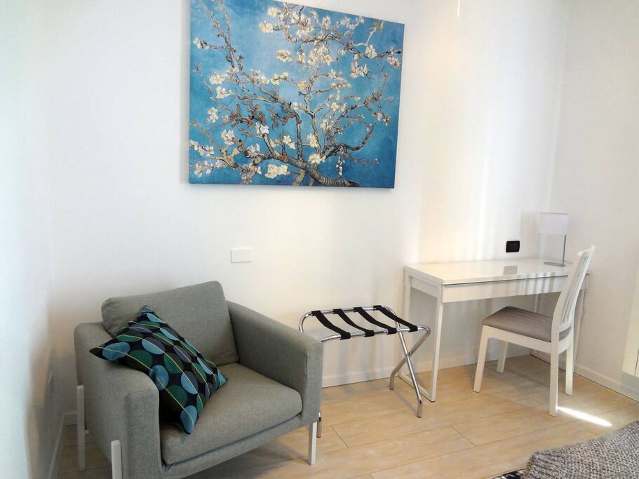 L'ampia camera da letto dove potersi rilassare ammirando "Ramo di mandorlo in fiore" di Vincent Van Gogh e sognare, leggere o magari lavorare comodamente alla scrivania con il laptop con il wi-fi.