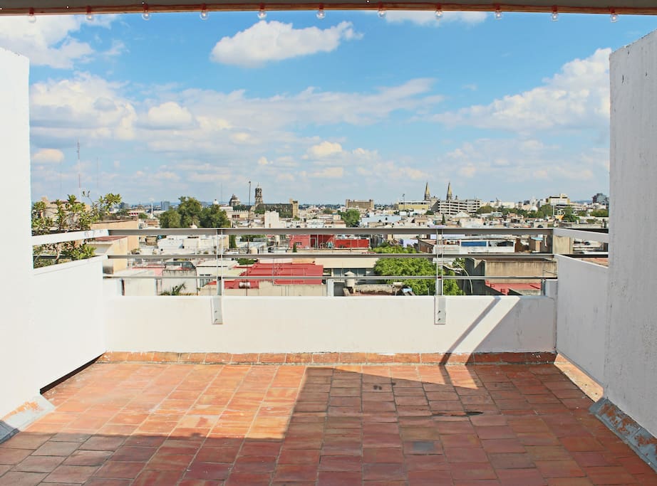 Terraza con hermosas vistas de la ciudad / Topfloor terrace with beautiful views of the city