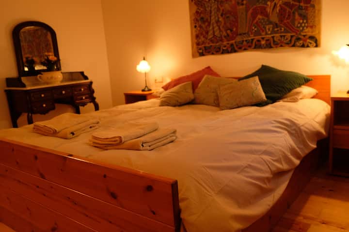 Chambre double avec vue et mobilier rustique et confortable