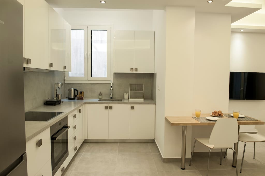 Fully equipped kitchen with Dining area