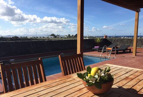 Sun, relax & sea views. BBQ, Wifi, pool table