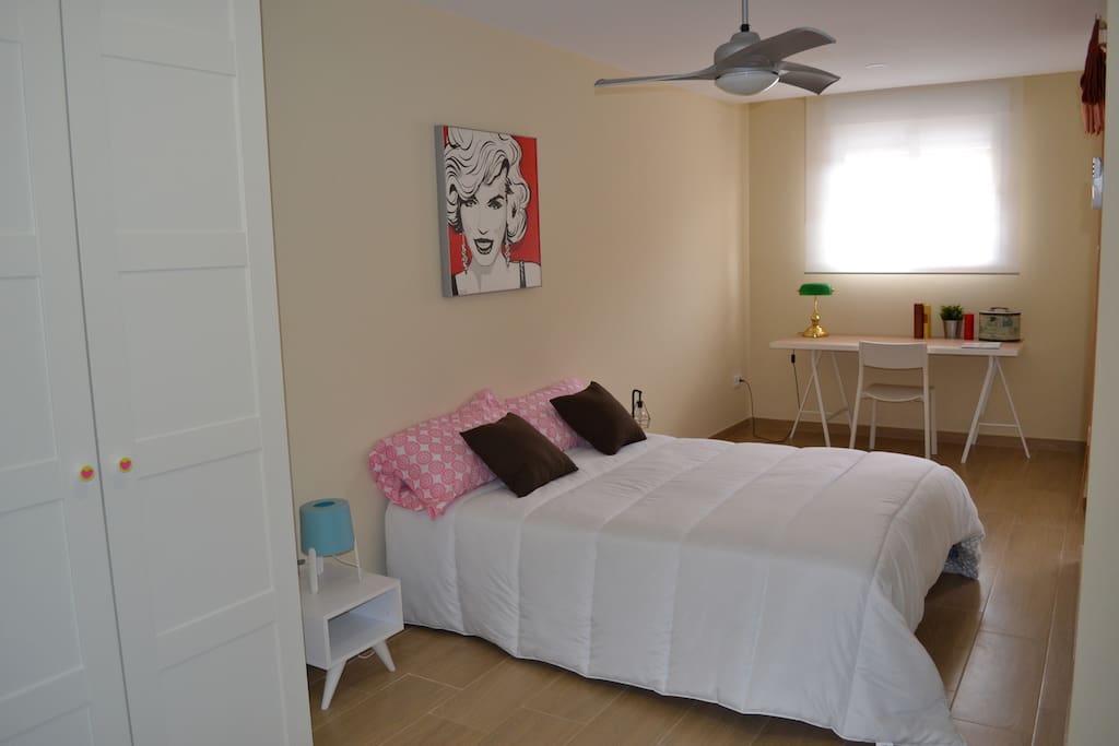Habitación con escritorio y amplio armario