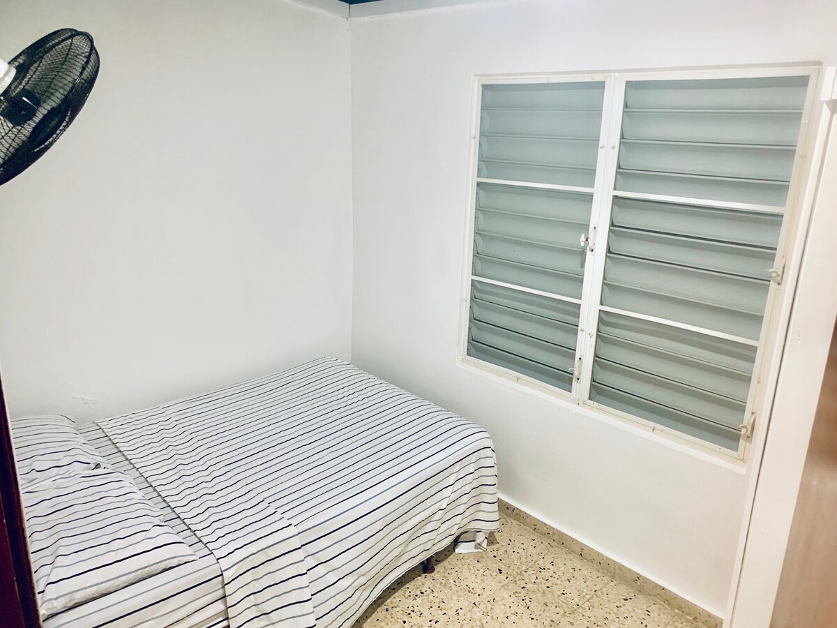 Segundo dormitorio con cama de tamaño completo.