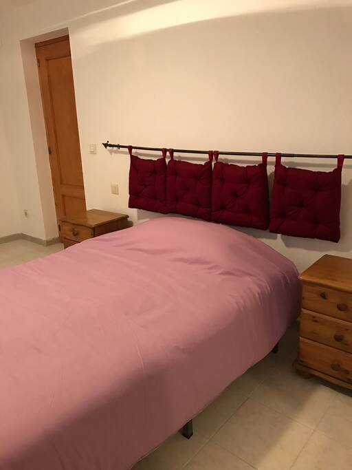 Chambre 1 avec super grand lit double
