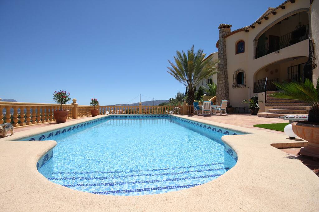 großer, privater Pool 10 x 5 m