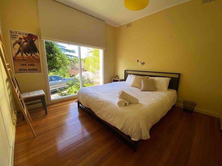 Dormitorio en la planta baja con cama tamaño king y una ventana con vistas relajantes.