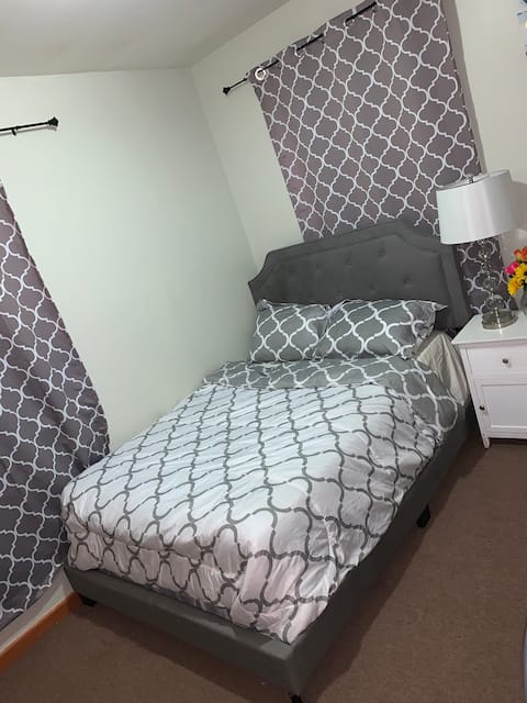 Nice, Warm Room 10 minutes from JFK Airport & Mall