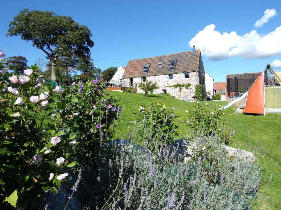 Grande maison et grand terrain: de la place et du calme!