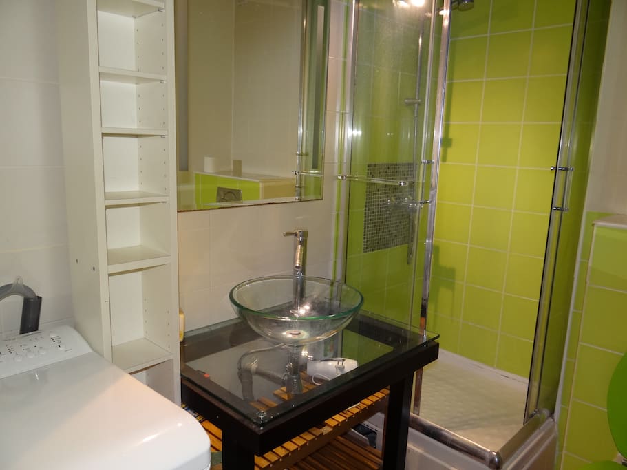 la salle de douche avec lave linge