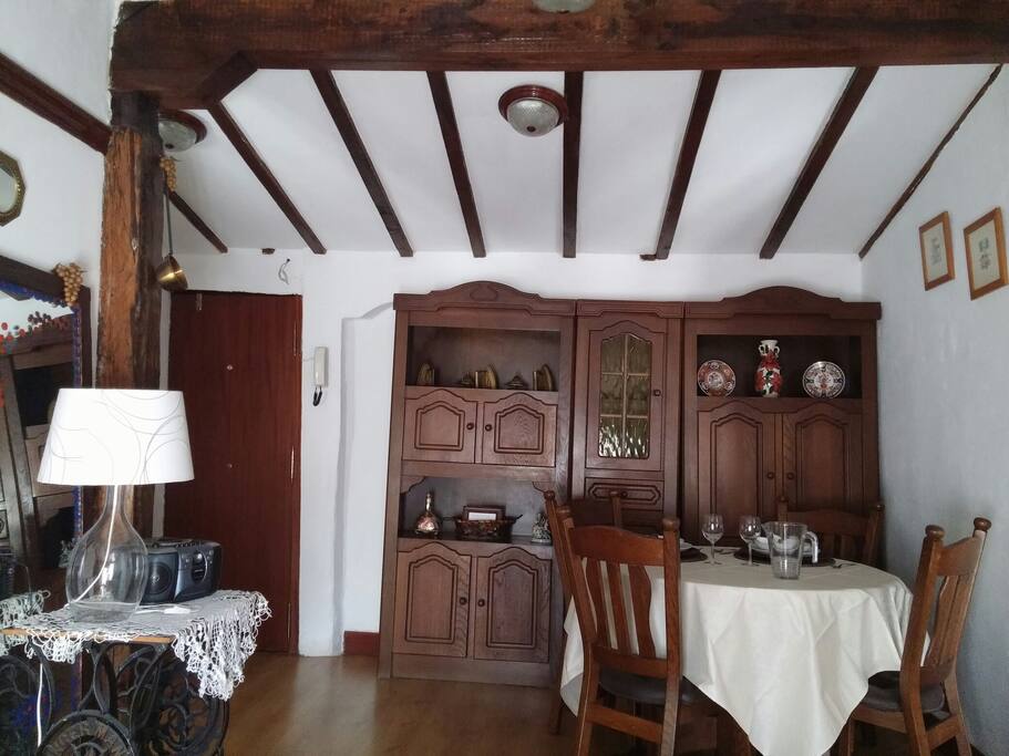 SUNNY living room with a 32 inch HDTV / Sala Comedor SOLEADO con HDTV de 32 pulgadas