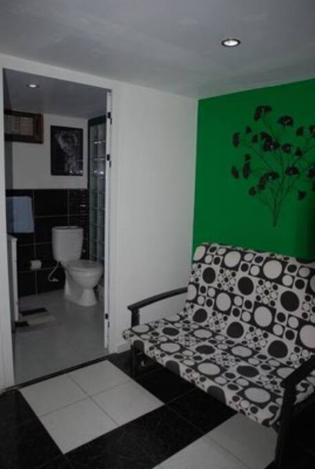 En el primer nivel tiene baño privado y sofá cama. También tiene una pequeña cocina y un comedor.