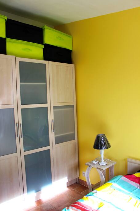 Armoire à votre disposition dans la chambre.