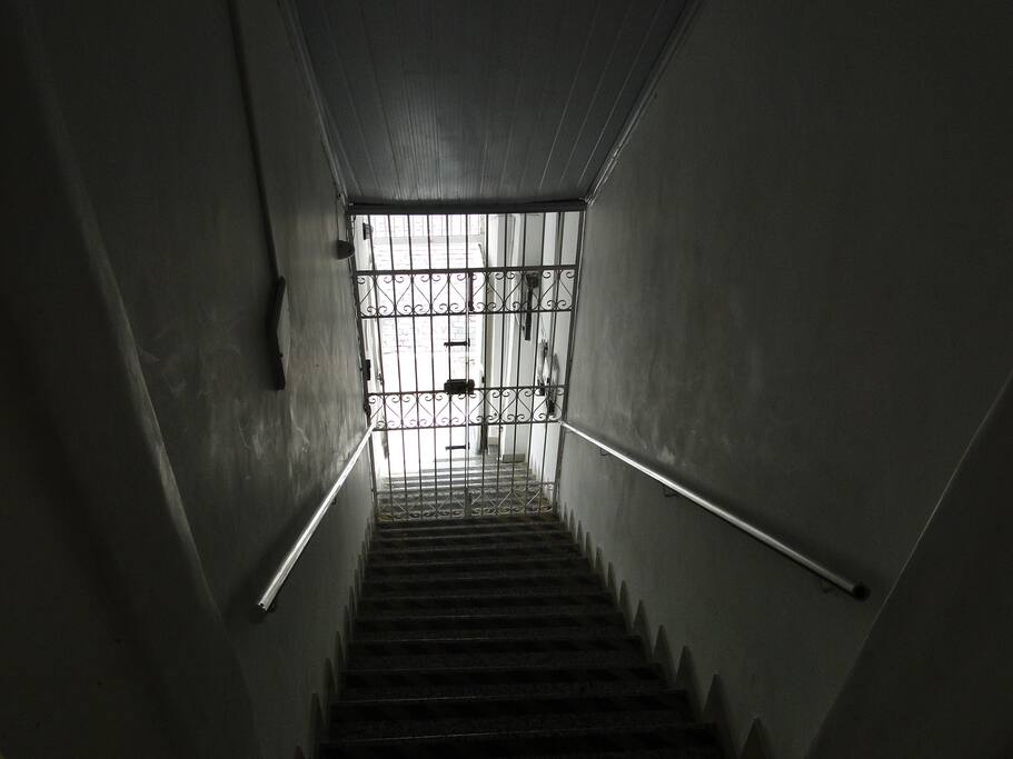 Escadas de acesso ao primeiro pavimento