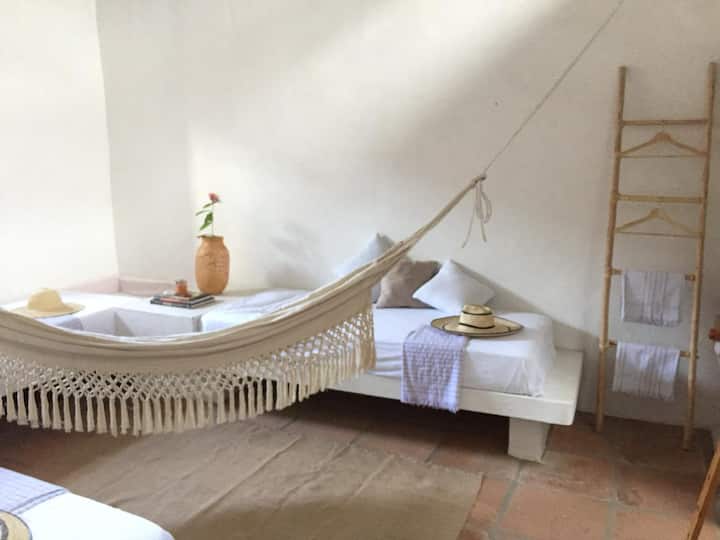 Ოთახი 3. სამი საწოლი ქვისა და ჰამაკში. ცალკე სააბაზანო. 