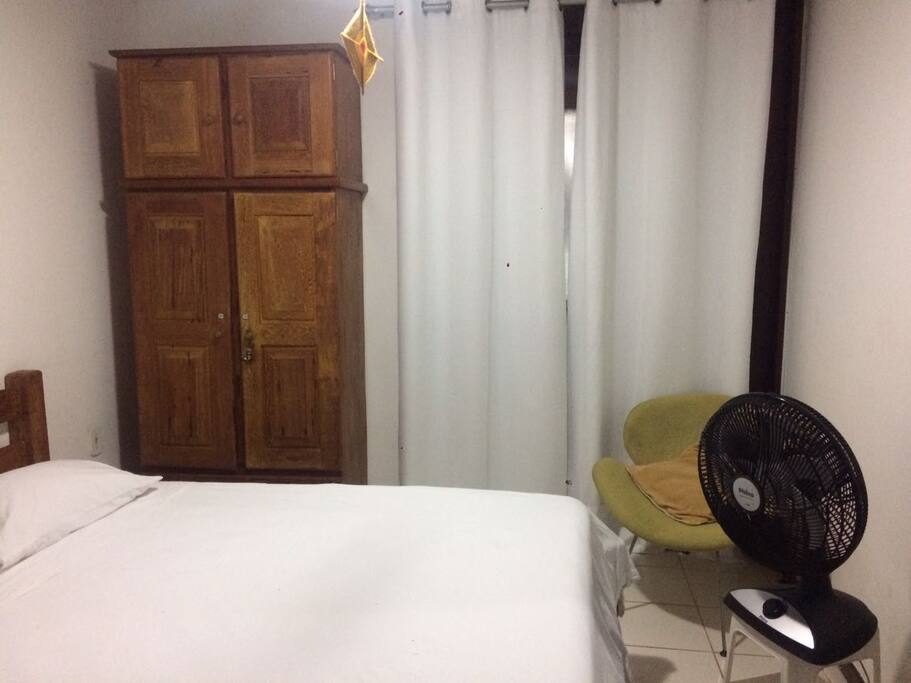 O quarto com a varanda. The bedroom and the porch.