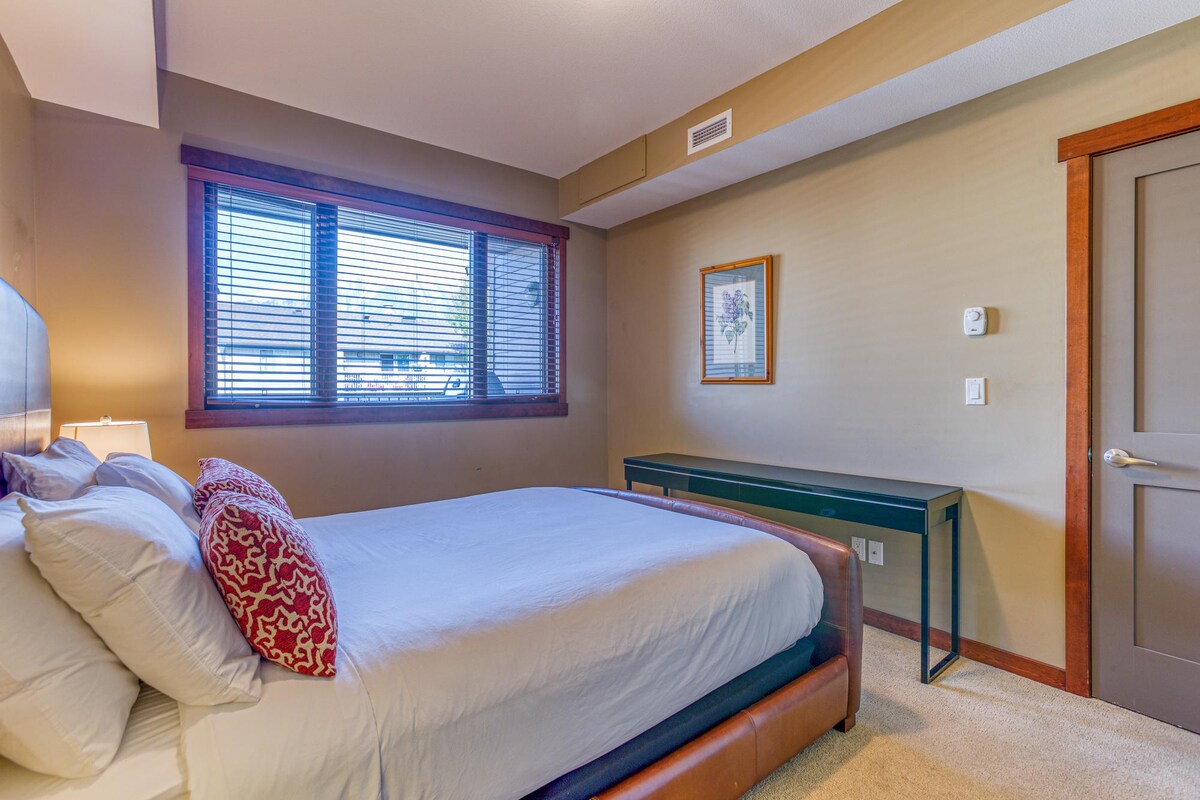 חדר שינה גדול עם חלון גדול