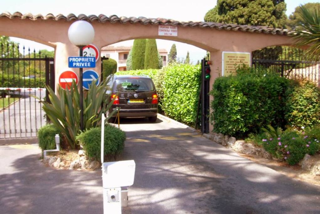 L'entrée du domaine est sous le contrôle d'une équipe de gardiens assermentés.