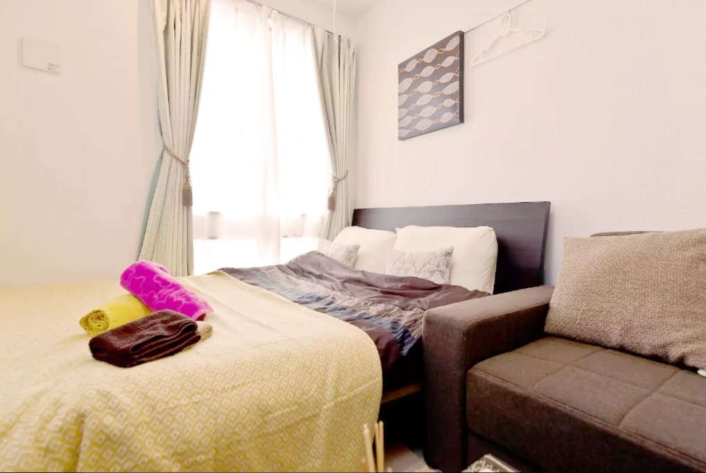 Double bed with towels