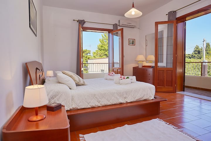 1^ בריכת חדר שינה ונוף לים