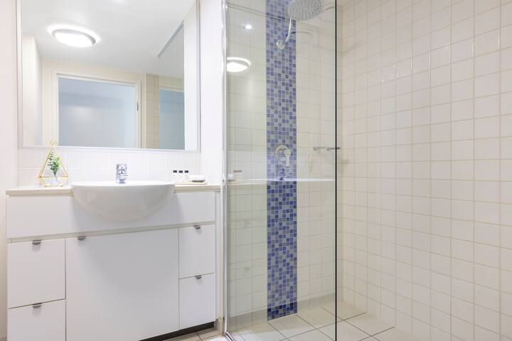 Spacious & Modern 2 Bedroom Apt gallery image 5