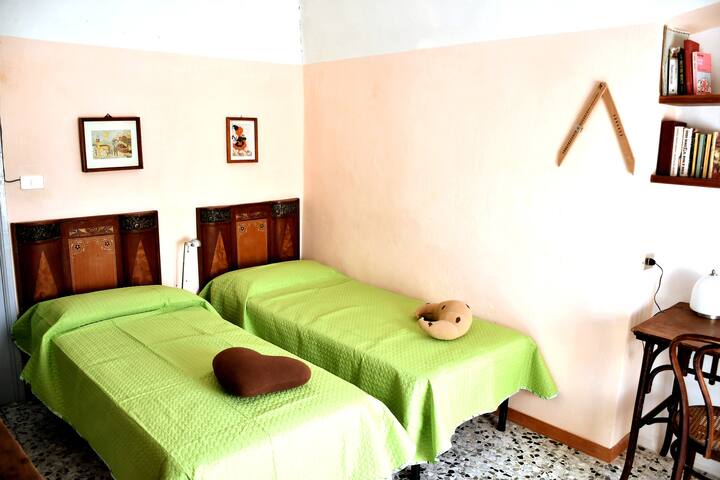 Chumba maradufu kilicho na roshani na mwonekano wa mandhari yote