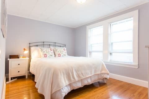 Spacious Strawberry Hill Suite (West Cambridge)