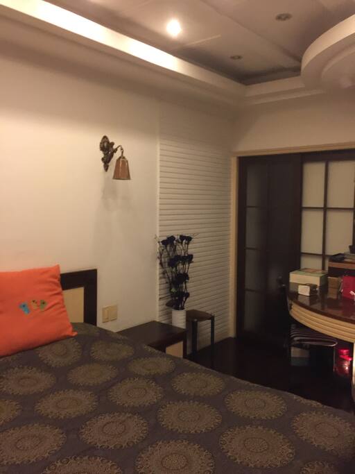 楼上带露台的大卧室,浪漫时尚,南面的露台是喝茶休憩并极目选眺的美妙之所,还有一个摇椅,可慢慢地伴着你走入童年的记忆