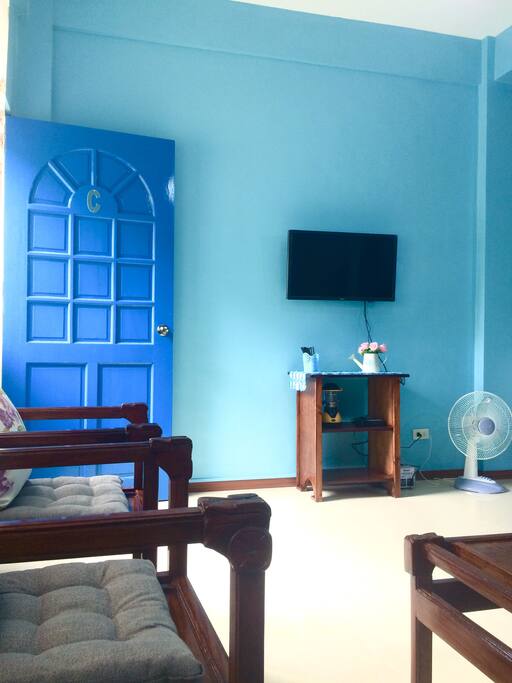 LIVING ROOM WITH HDTV AND SKY CABLE CONNECTION