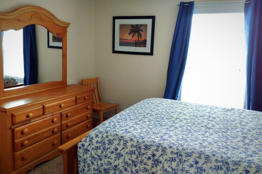 Queen size bed with dresser and nightstand