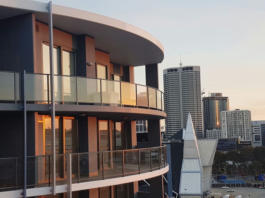 Location !! CBD - Huge balcony with City View