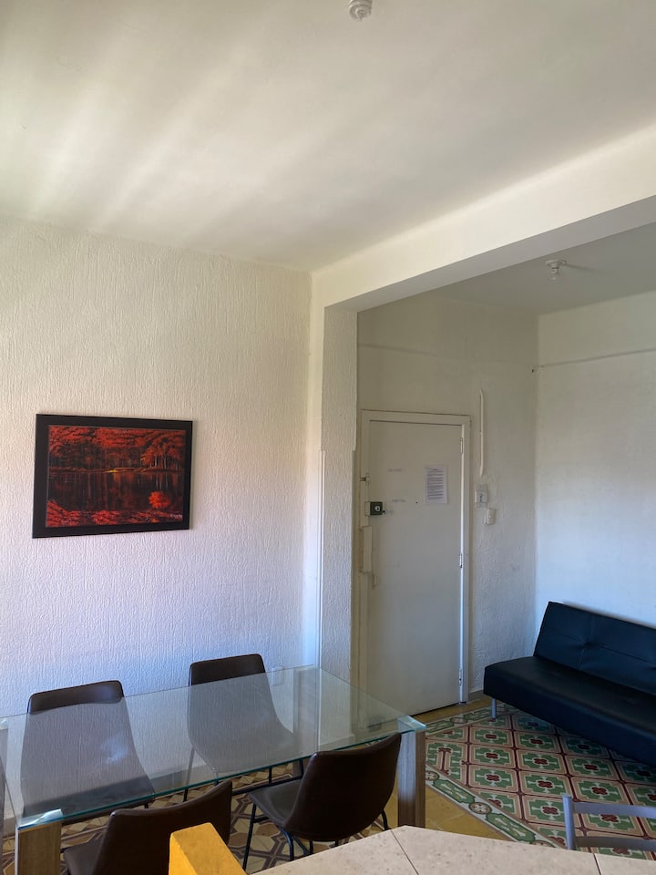 Mesa y sofa cama que es la 3 cama del departamento, en esta estancia pueden disfrutar de una hermosa vista a la plaza fundadores y platicar y ver tv 